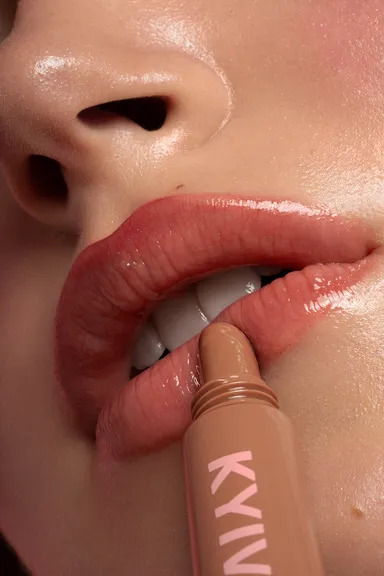 kyiv-lip-gloss-macro